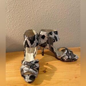 Bellini~Neutral~Wild~Faux Leather~Snakeskin~Heel~Sandal~Side Zip Closure~Size 7